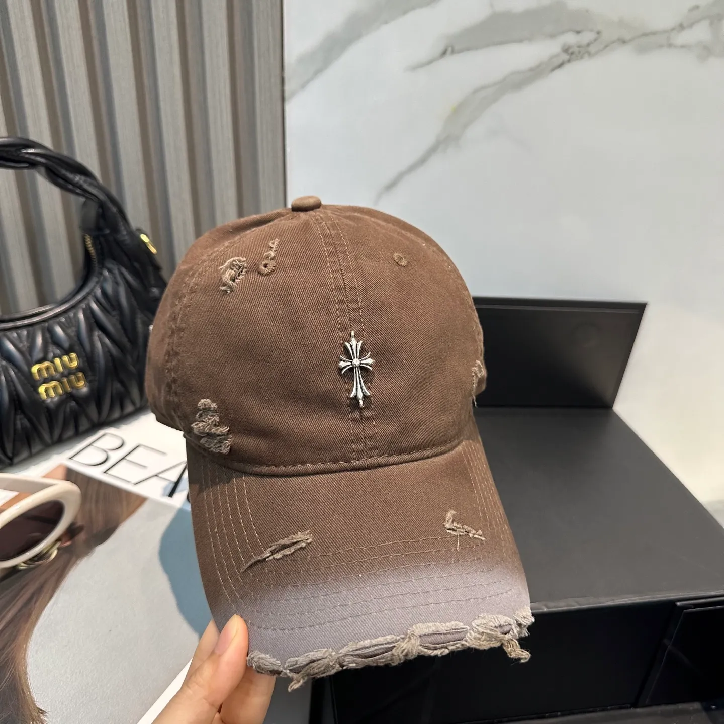 P70 Crow Heart 🆕🆕New baseball cap, stylish and classic cross logo, casual with a cool feeling, unisex style, same style for men and women! Very easy to match! Head circumference: 56-58cm is available